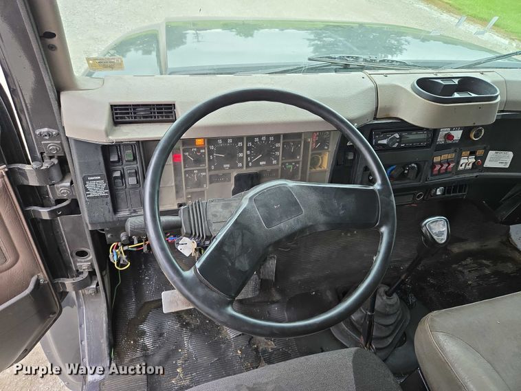 image for item EM7347 2000 International 4700 utility / service truck