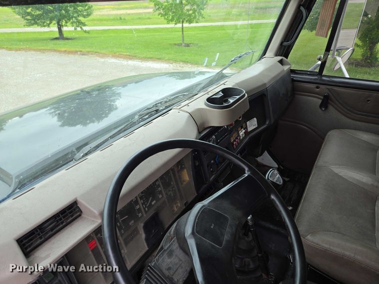 image for item EM7347 2000 International 4700 utility / service truck