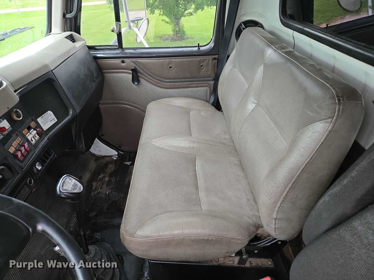 image for item EM7347 2000 International 4700 utility / service truck