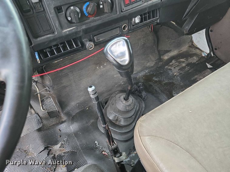 image for item EM7347 2000 International 4700 utility / service truck