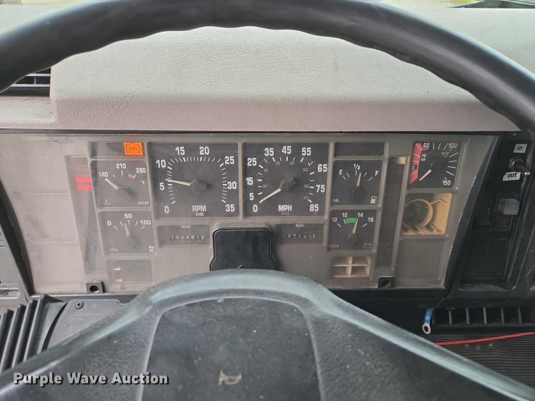 image for item EM7347 2000 International 4700 utility / service truck