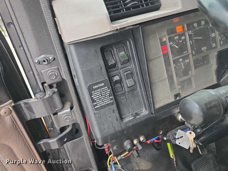 image for item EM7347 2000 International 4700 utility / service truck