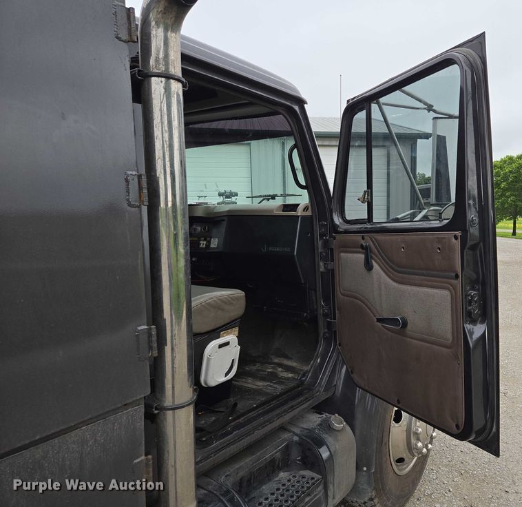 image for item EM7347 2000 International 4700 utility / service truck