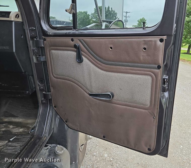 image for item EM7347 2000 International 4700 utility / service truck