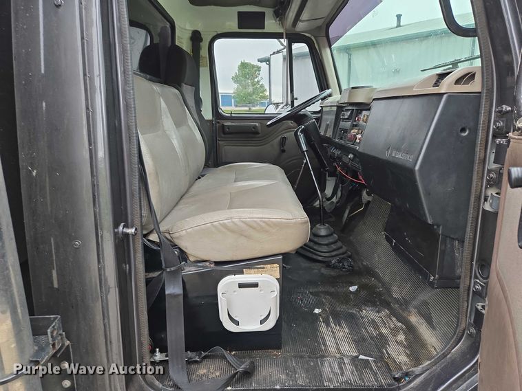 image for item EM7347 2000 International 4700 utility / service truck