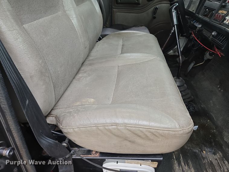 image for item EM7347 2000 International 4700 utility / service truck