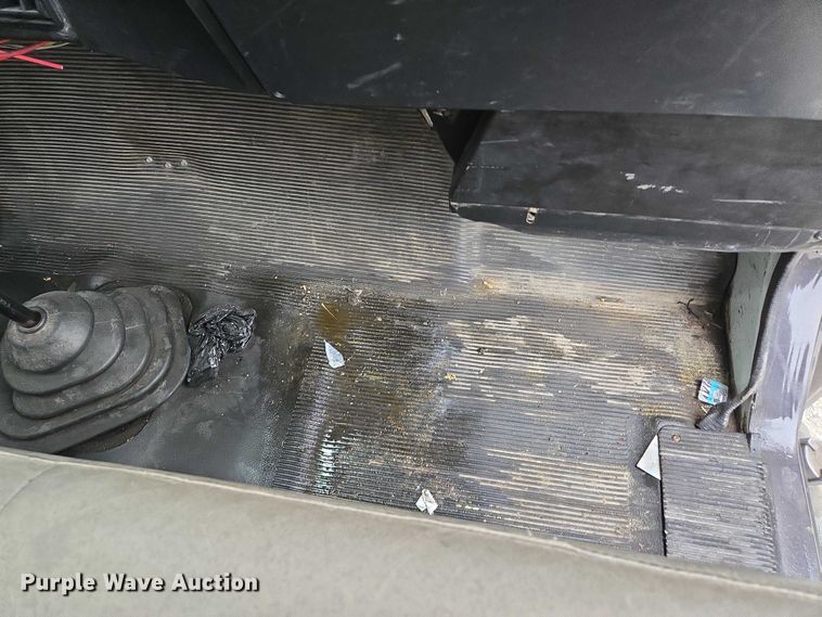 image for item EM7347 2000 International 4700 utility / service truck