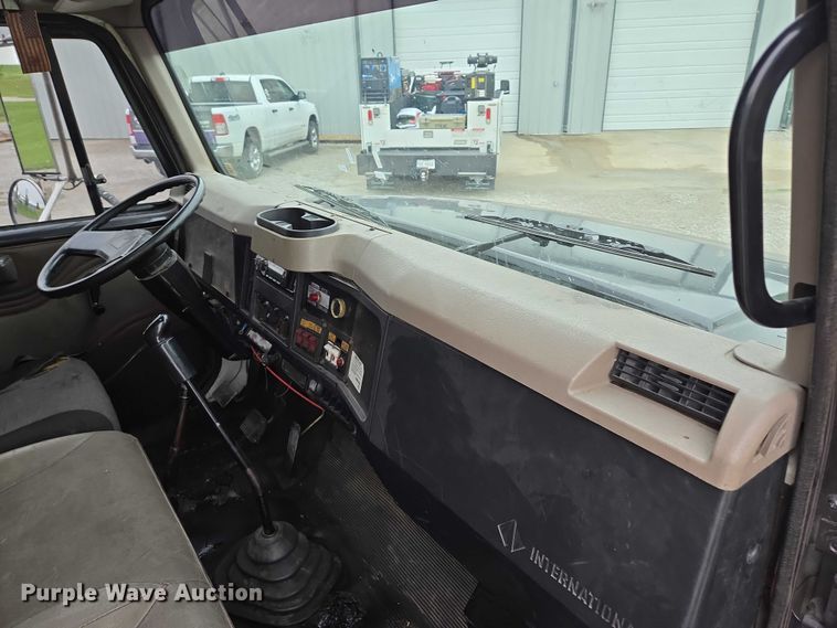 image for item EM7347 2000 International 4700 utility / service truck