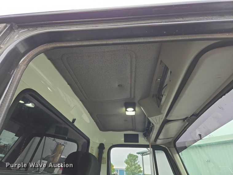 image for item EM7347 2000 International 4700 utility / service truck