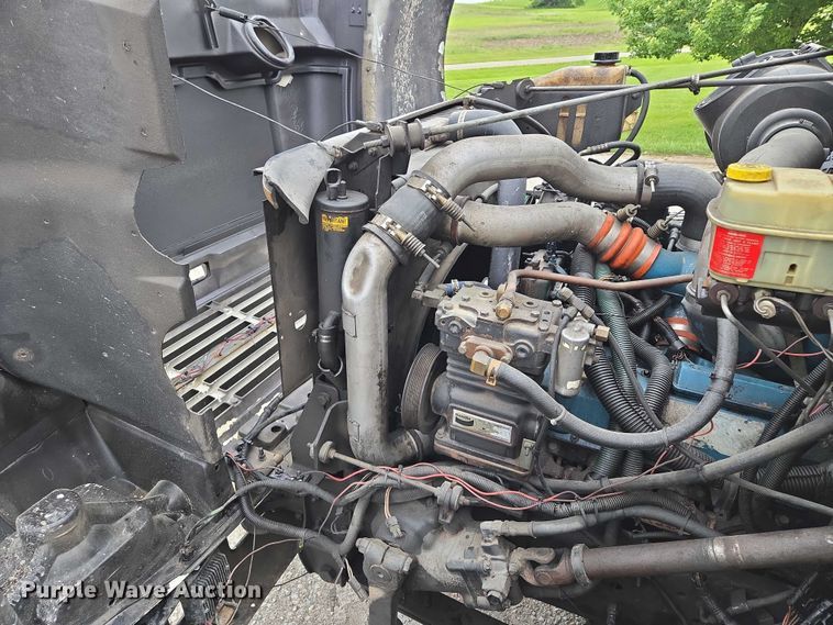 image for item EM7347 2000 International 4700 utility / service truck