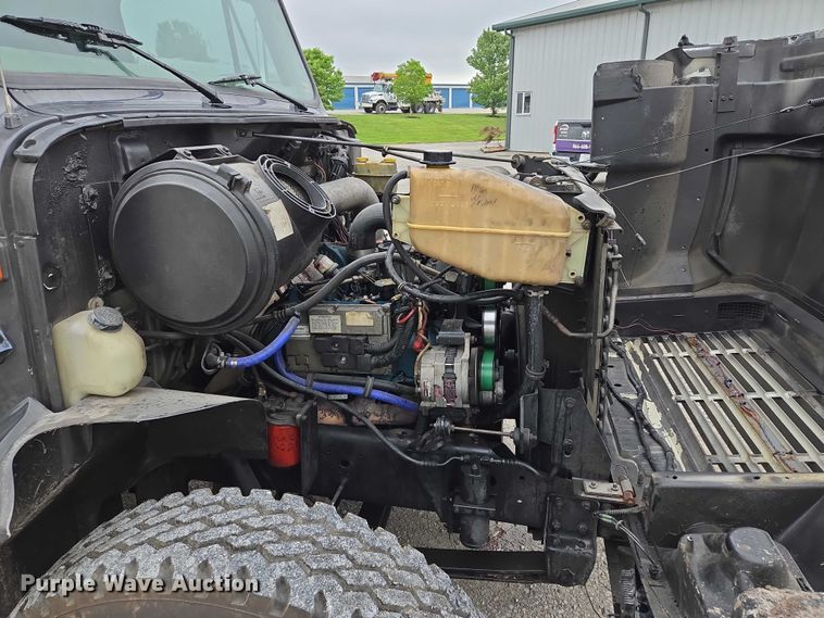 image for item EM7347 2000 International 4700 utility / service truck