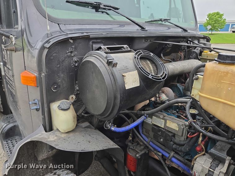 image for item EM7347 2000 International 4700 utility / service truck