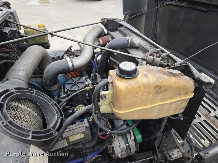 image for item EM7347 2000 International 4700 utility / service truck