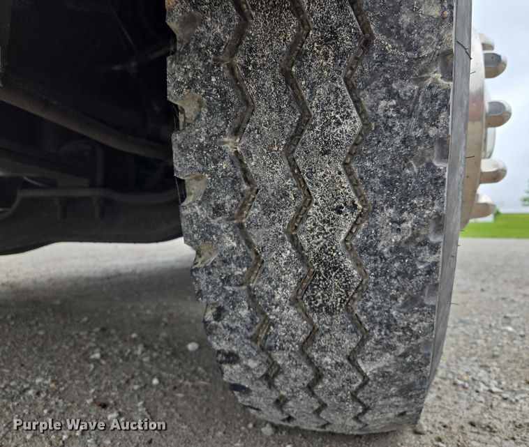 image for item EM7347 2000 International 4700 utility / service truck