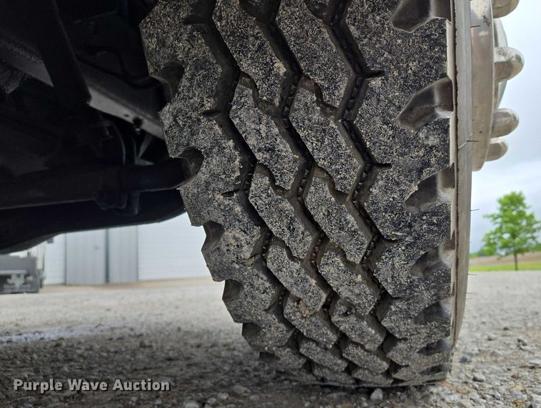 image for item EM7347 2000 International 4700 utility / service truck