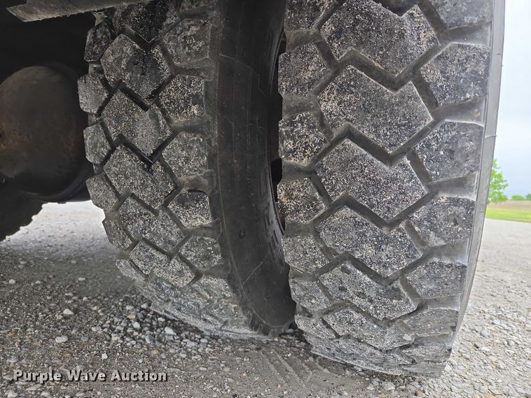 image for item EM7347 2000 International 4700 utility / service truck