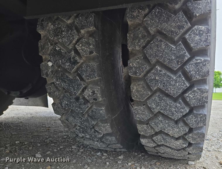 image for item EM7347 2000 International 4700 utility / service truck