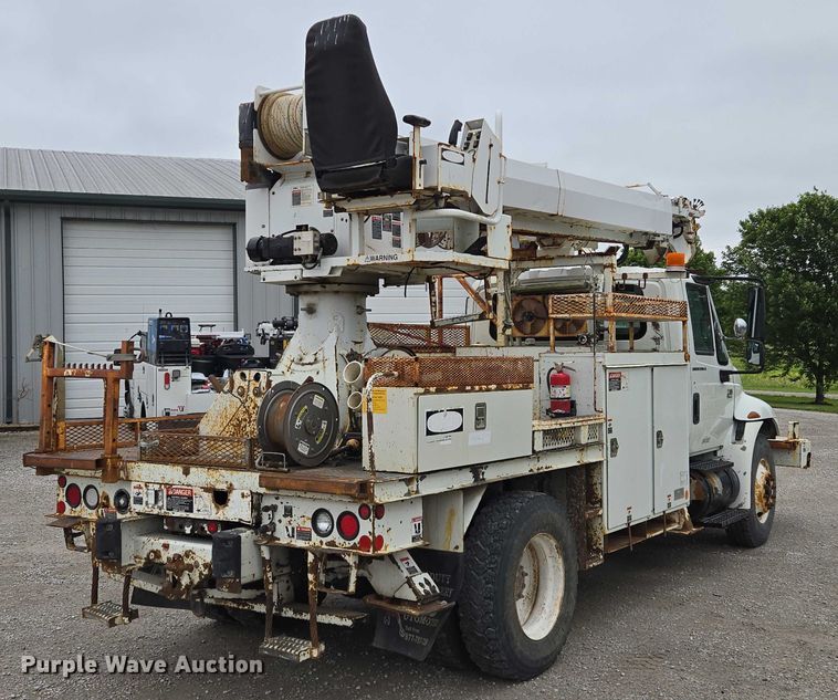 image for item EM7348 2006 International 4300 digger derrick truck
