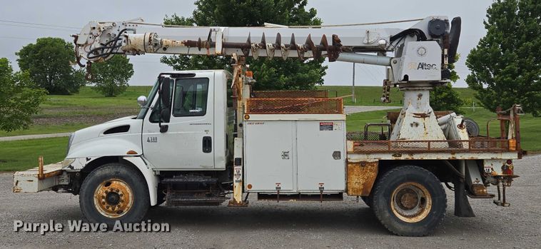 image for item EM7348 2006 International 4300 digger derrick truck