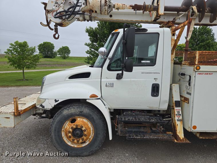 image for item EM7348 2006 International 4300 digger derrick truck