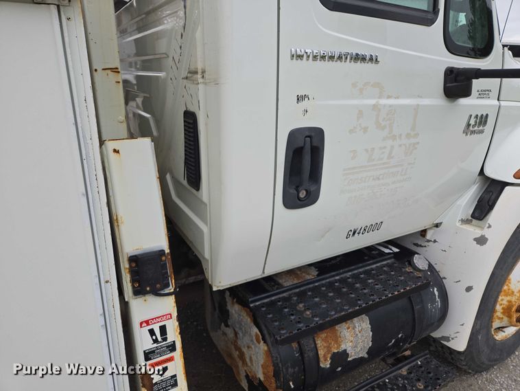 image for item EM7348 2006 International 4300 digger derrick truck