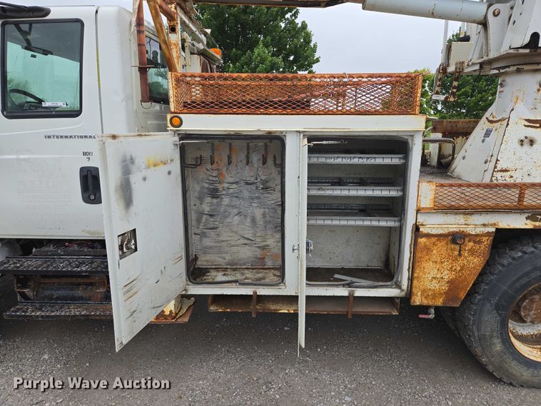 image for item EM7348 2006 International 4300 digger derrick truck