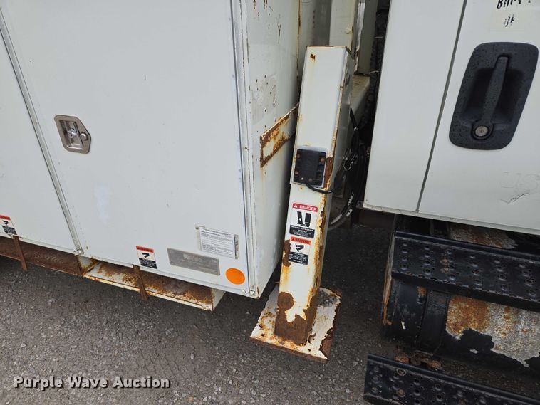 image for item EM7348 2006 International 4300 digger derrick truck