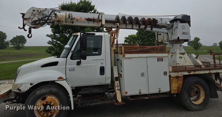 image for item EM7348 2006 International 4300 digger derrick truck