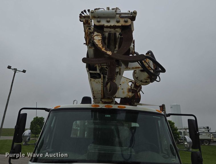 image for item EM7348 2006 International 4300 digger derrick truck