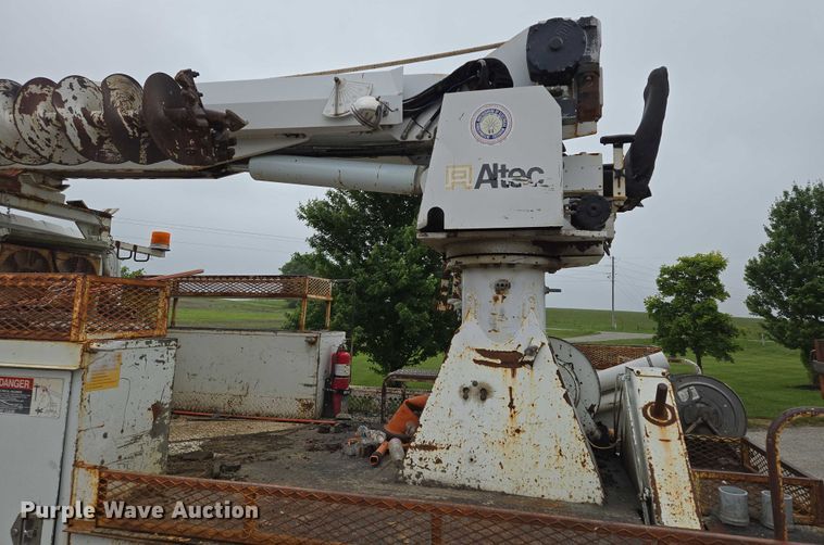 image for item EM7348 2006 International 4300 digger derrick truck