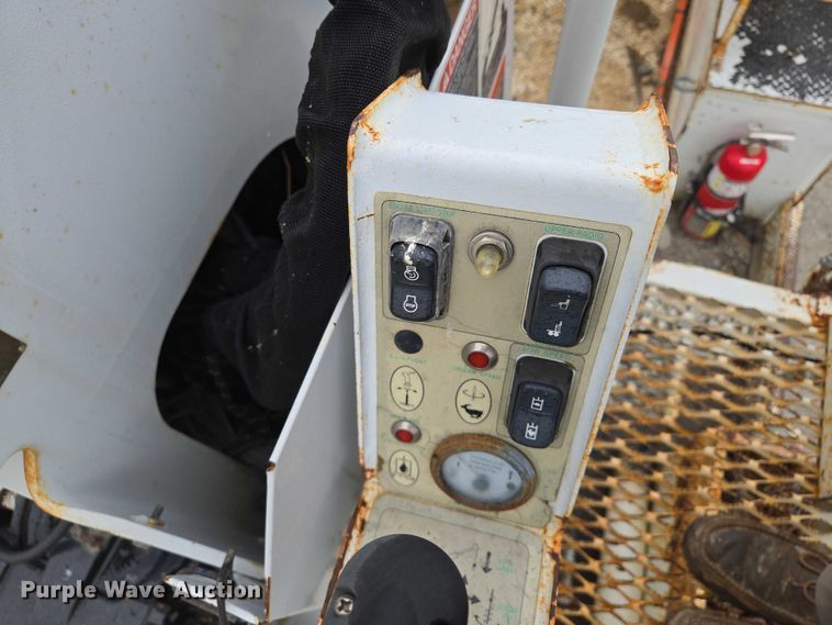 image for item EM7348 2006 International 4300 digger derrick truck