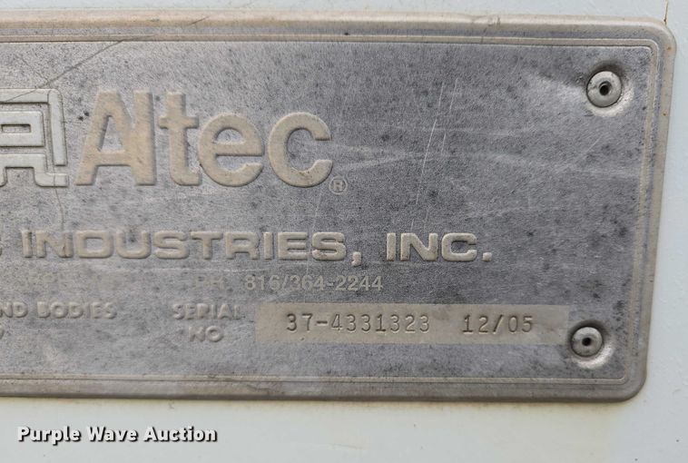 image for item EM7348 2006 International 4300 digger derrick truck