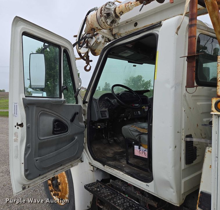 image for item EM7348 2006 International 4300 digger derrick truck