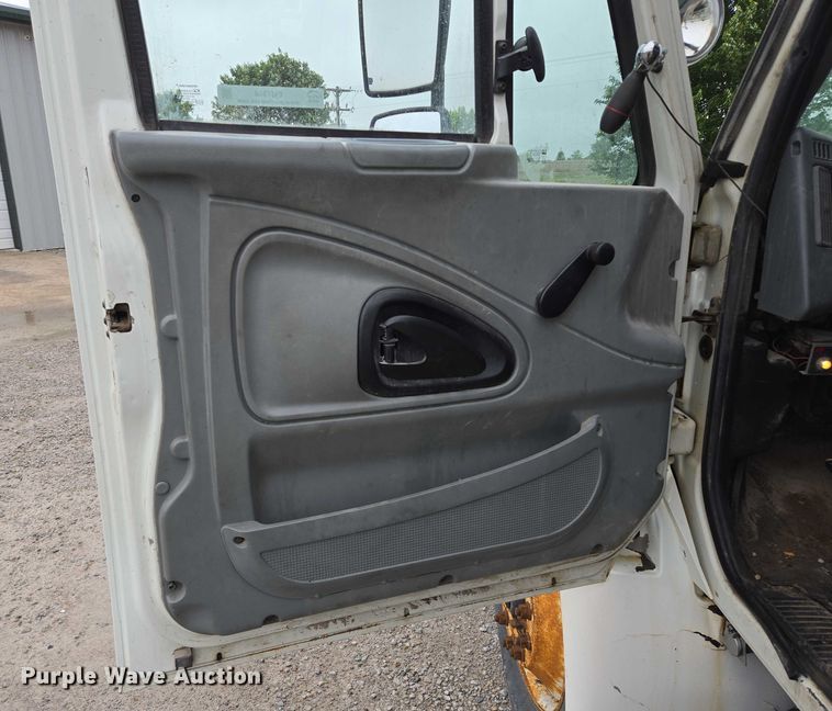 image for item EM7348 2006 International 4300 digger derrick truck