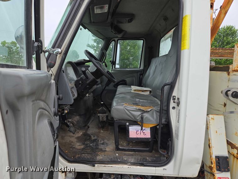 image for item EM7348 2006 International 4300 digger derrick truck