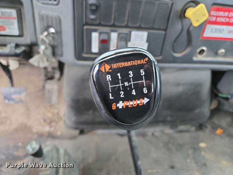 image for item EM7348 2006 International 4300 digger derrick truck