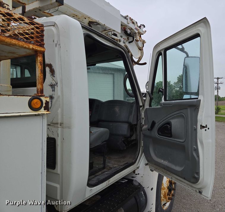 image for item EM7348 2006 International 4300 digger derrick truck