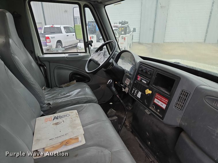 image for item EM7348 2006 International 4300 digger derrick truck