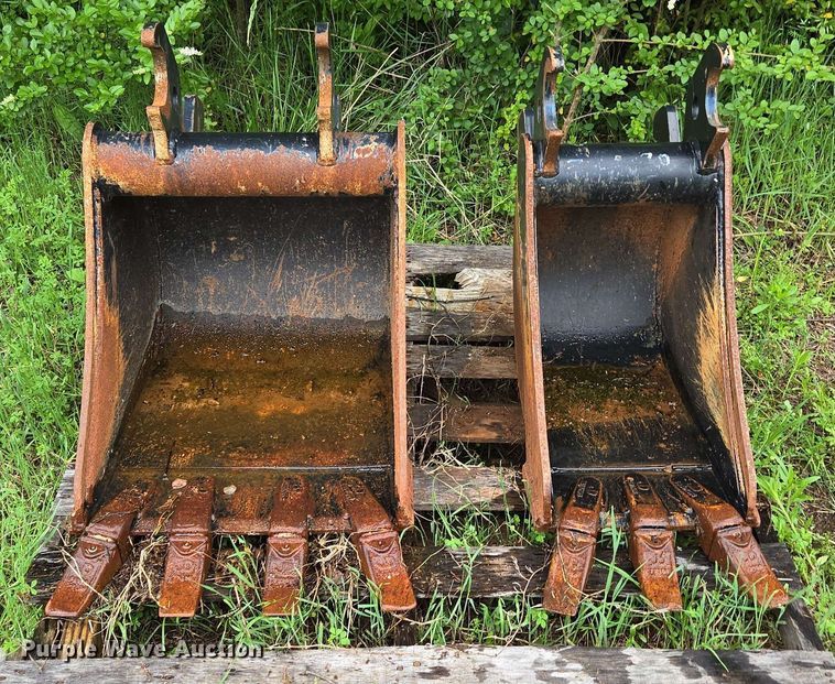 image for item EN3712 (2) John Deere buckets