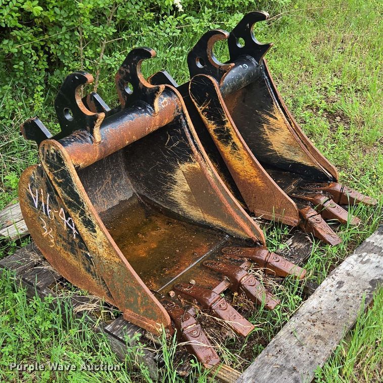 image for item EN3712 (2) John Deere buckets