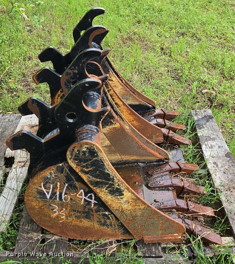 image for item EN3712 (2) John Deere buckets