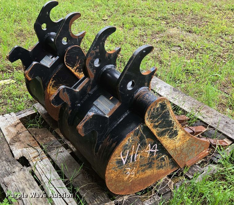 image for item EN3712 (2) John Deere buckets