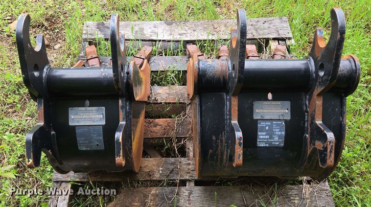 image for item EN3712 (2) John Deere buckets