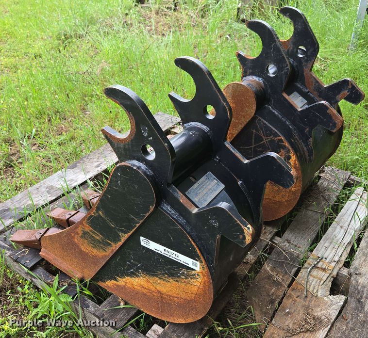 image for item EN3712 (2) John Deere buckets