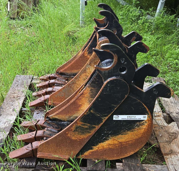 image for item EN3712 (2) John Deere buckets