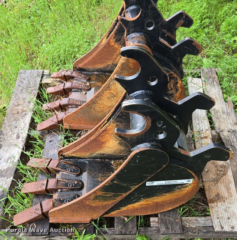 image for item EN3712 (2) John Deere buckets