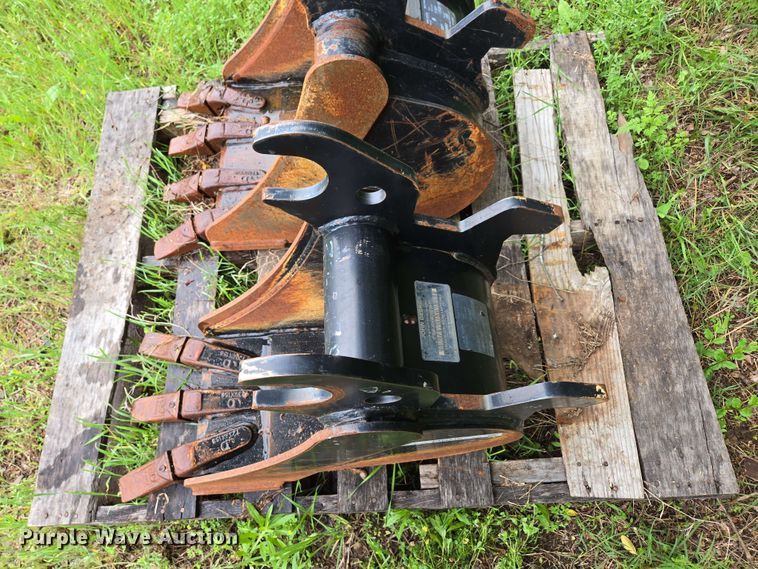 image for item EN3712 (2) John Deere buckets