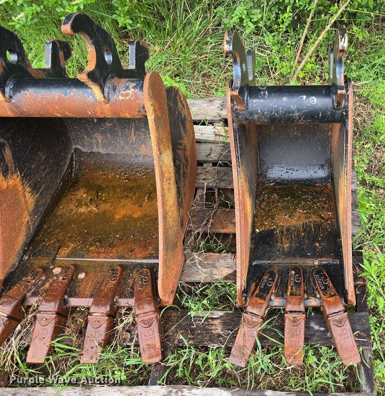 image for item EN3712 (2) John Deere buckets