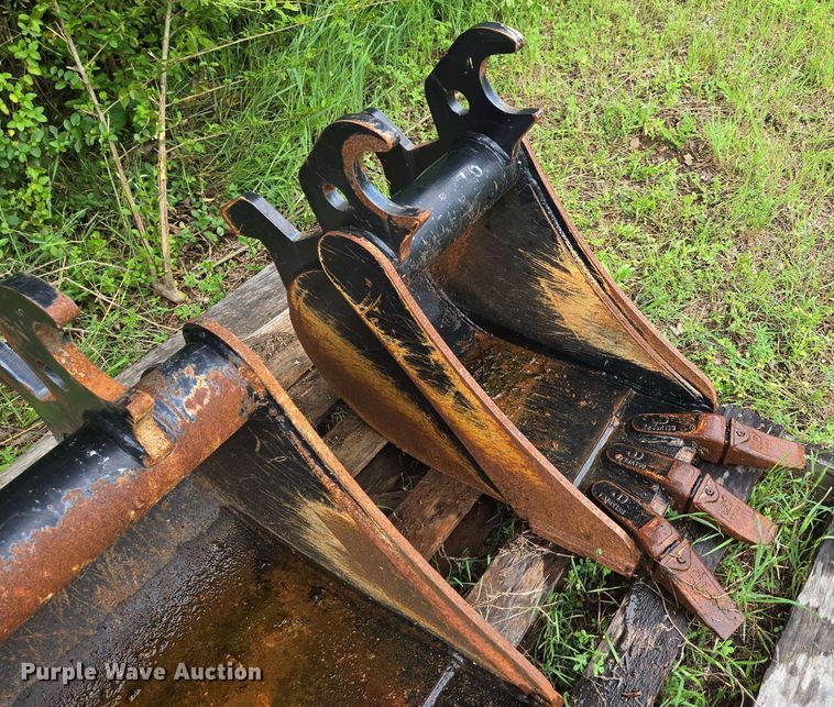 image for item EN3712 (2) John Deere buckets