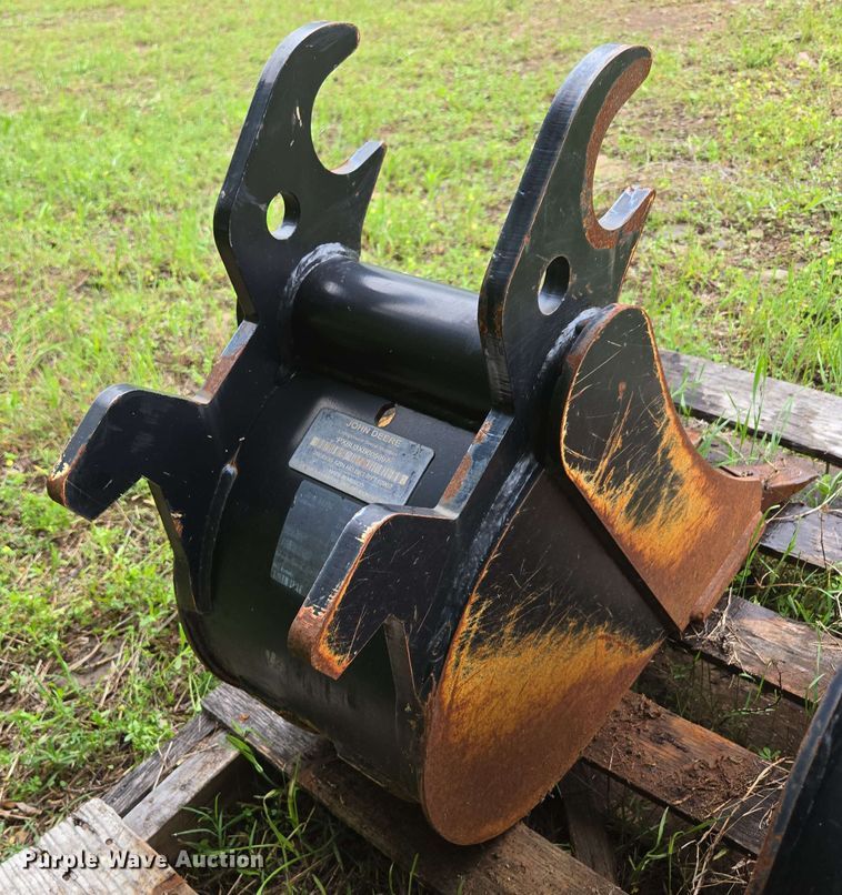 image for item EN3712 (2) John Deere buckets